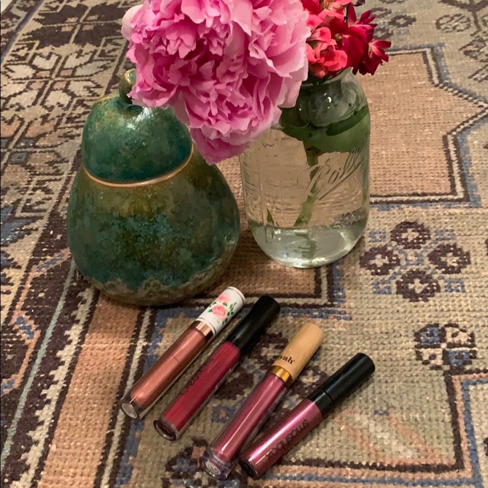 Liquid lips and liquid metals